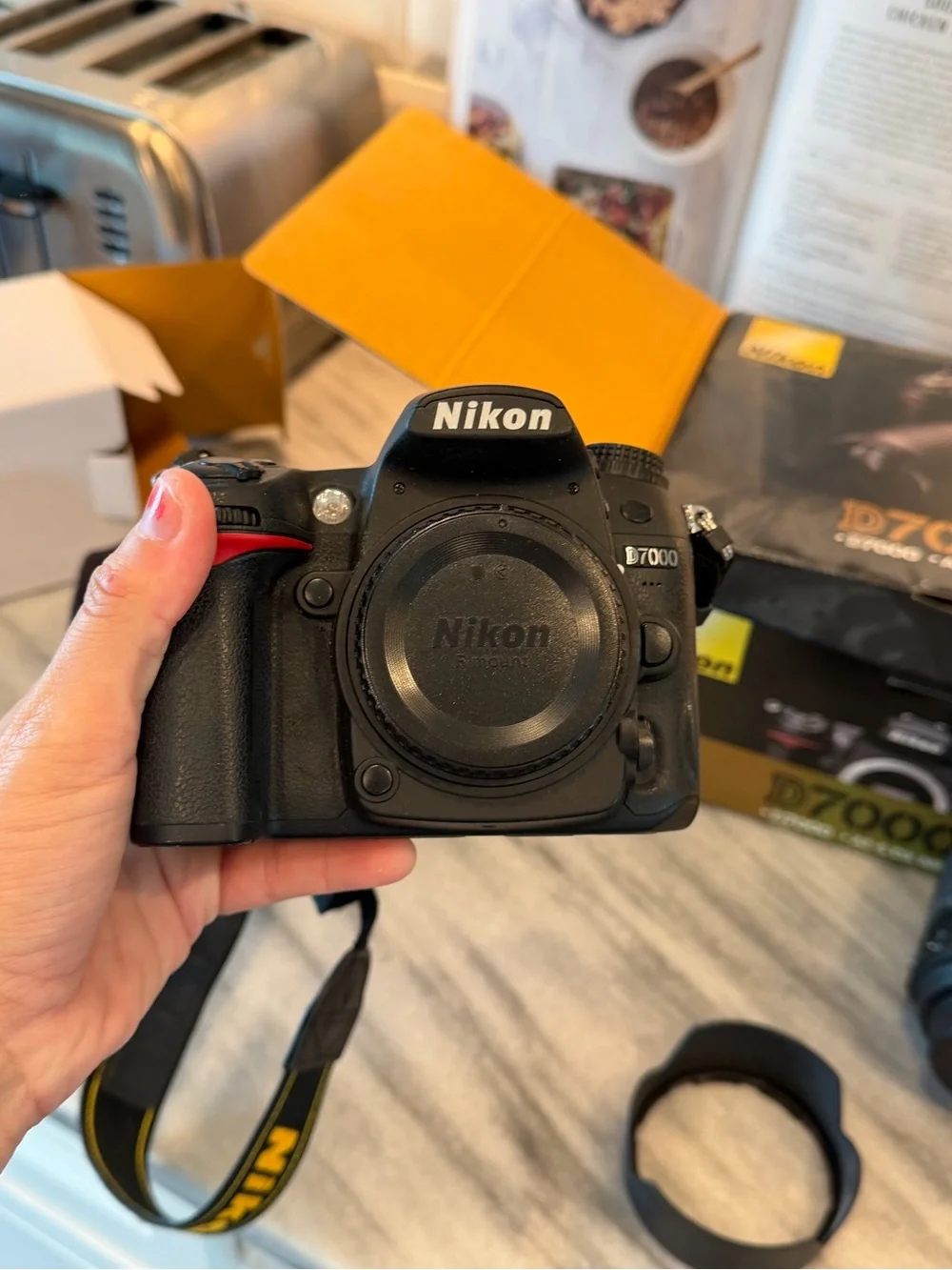 Nikon D7000 Black DSLR Camera Kit with lens and accessories
